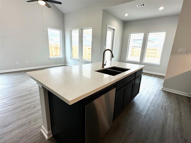 Building Photo - 910 Rosewood Trl
