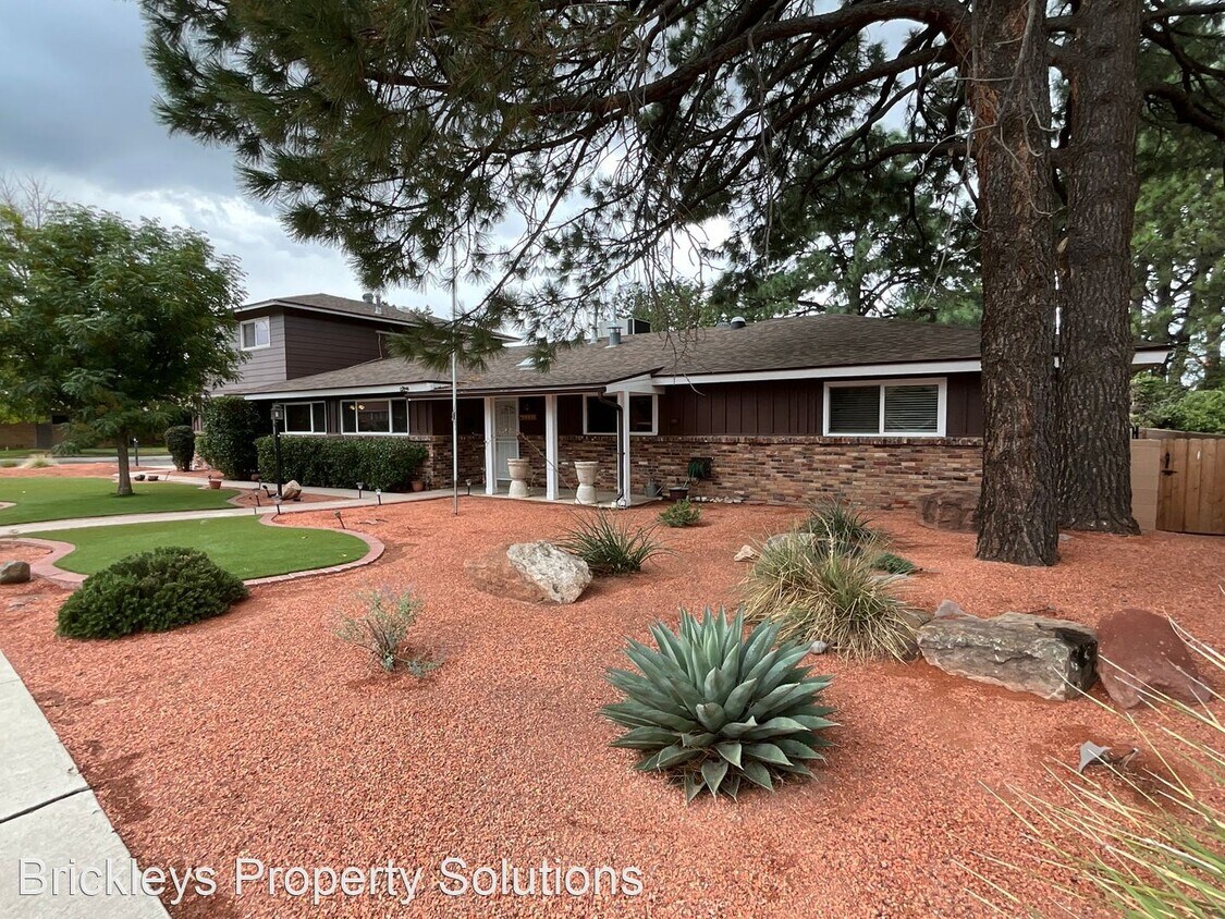 Primary Photo - 5 br, 3 bath House - 3201 Lykes Dr NE