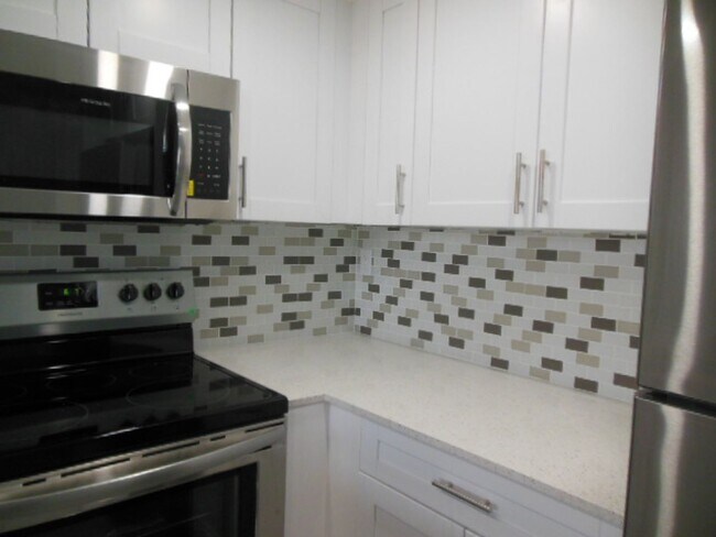 Foto del edificio - One Bedroom One Bathroom! WATERFRONT COMMU...