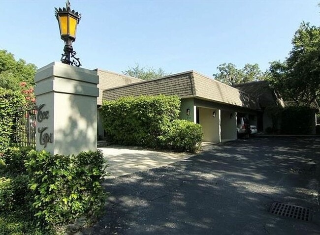 Beautifully updated 2 bedroom 2.5 bath tow... - Beautifully updated 2 bedroom 2.5 bath tow... House