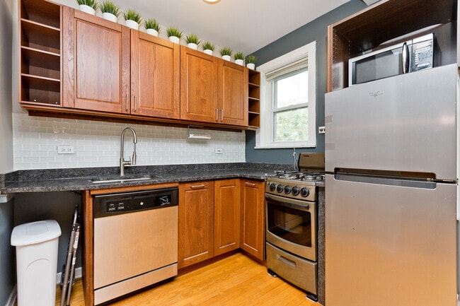 Building Photo - 4240 N Clarendon-