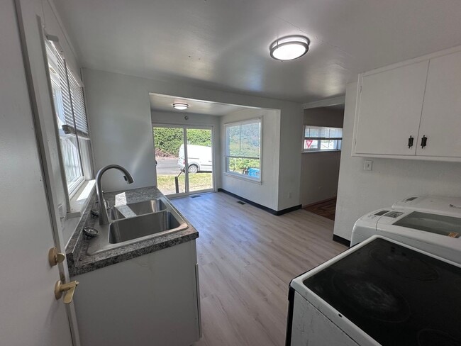 Building Photo - 2 bedroom Upper-level duplex
