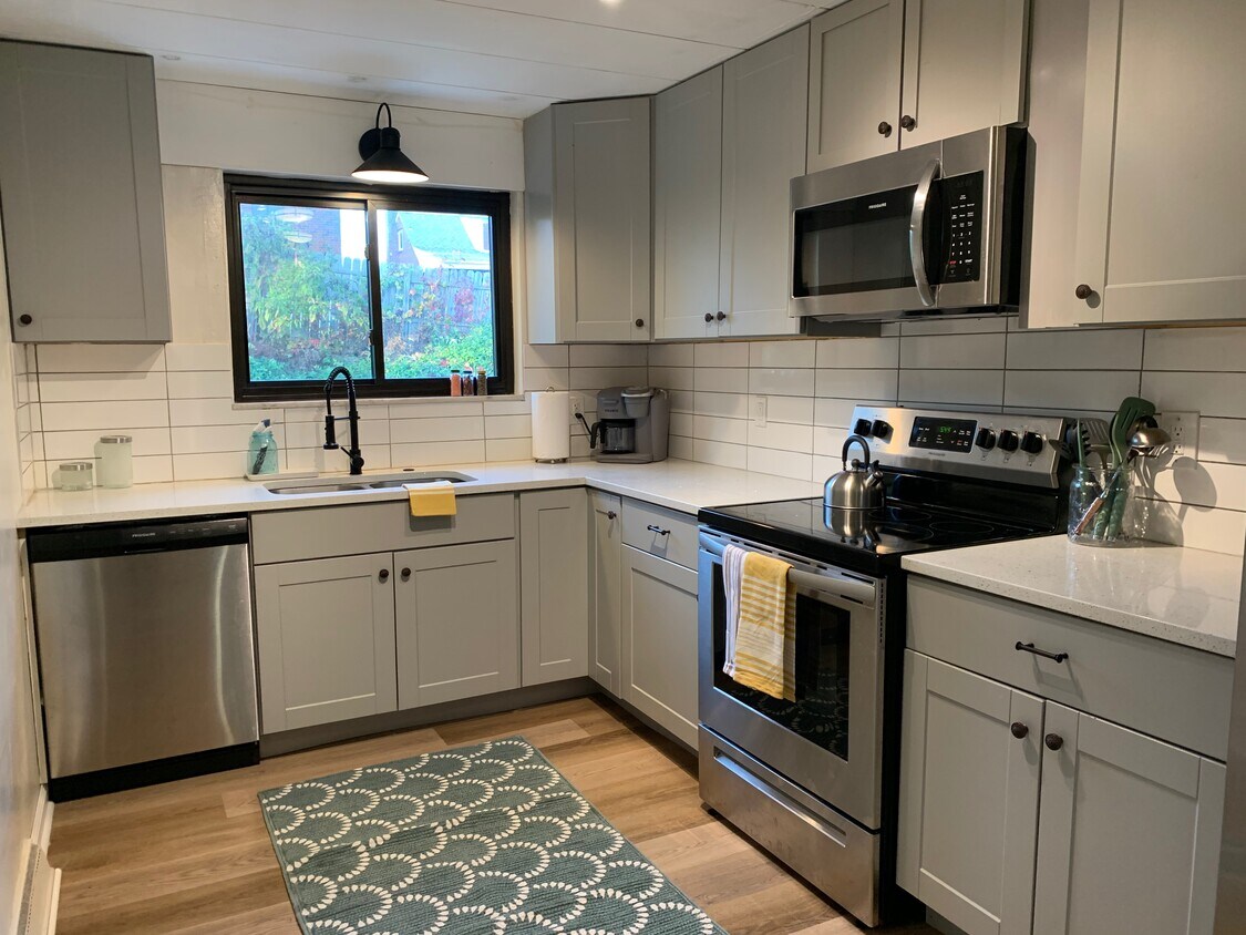 Kitchen - 2776 S Park Rd