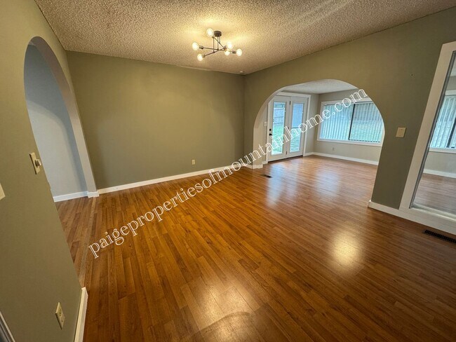 Foto del edificio - Charming 3 Bedroom, 2 Bath Home with Sunroom, Garage & Privacy-Fenced Yard