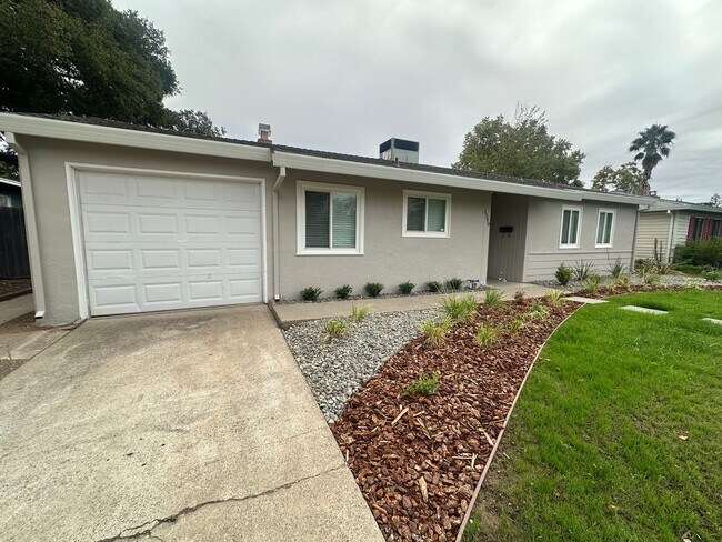 Foto del edificio - Charming 3-Bed Home with Huge Yard & Fresh...