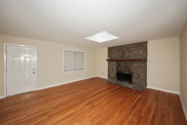 Building Photo - 1176 Highland Dr