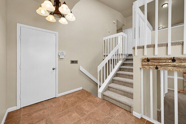 Foto del edificio - $2,095, 3 bed, 2 bath, located in Colorado...
