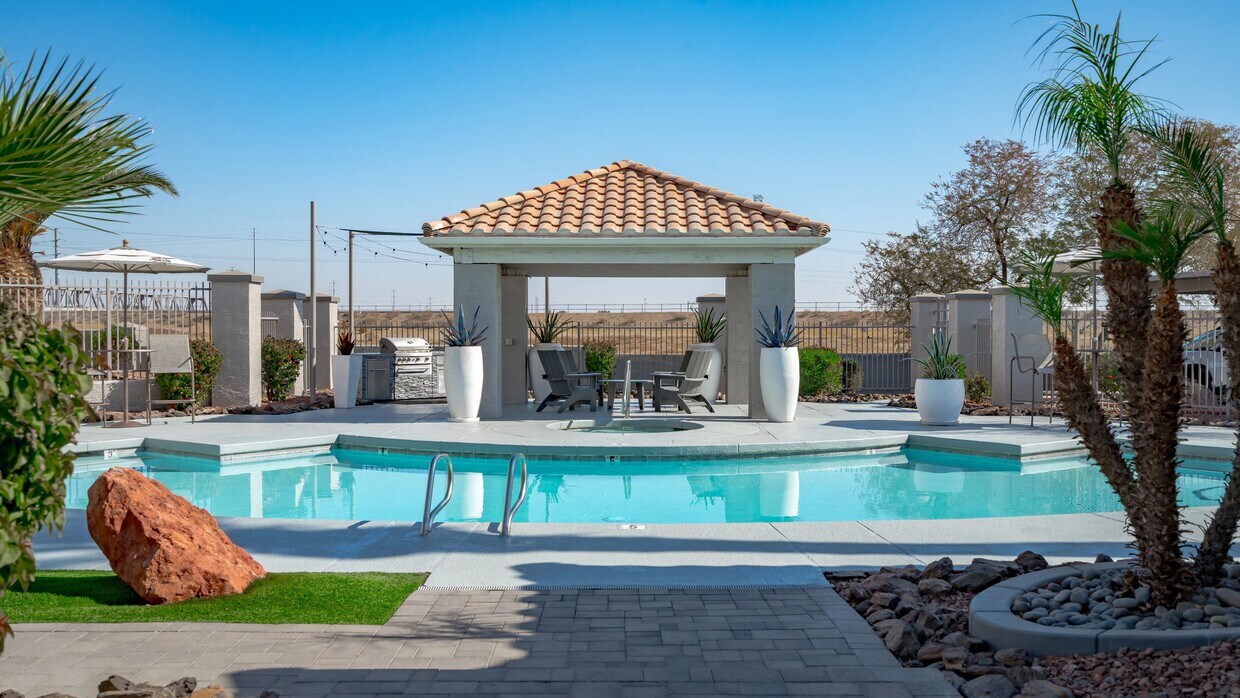 Disfrute de los días soleados junto a nuestra resplandeciente piscina y prepare delicias en el patio con nuestra parrilla de acero inoxidable. - Sedona Peaks