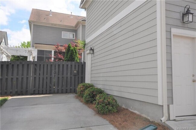 Building Photo - 12832 Flagstone Dr