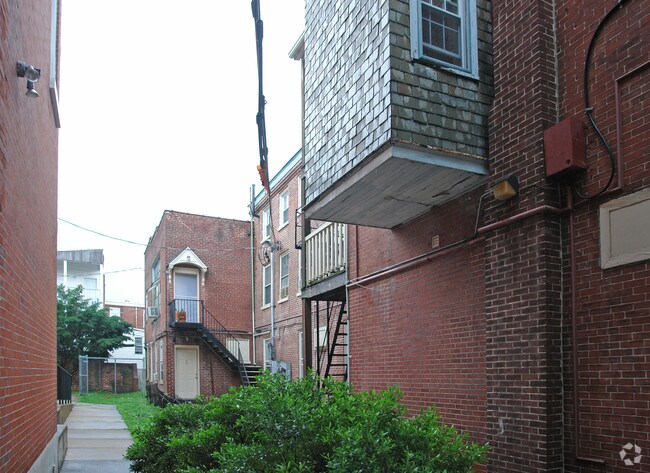 Building Photo - 818 N West St