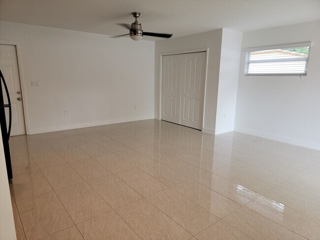 Foto del edificio - Efficiency, all utilities included kitchen.