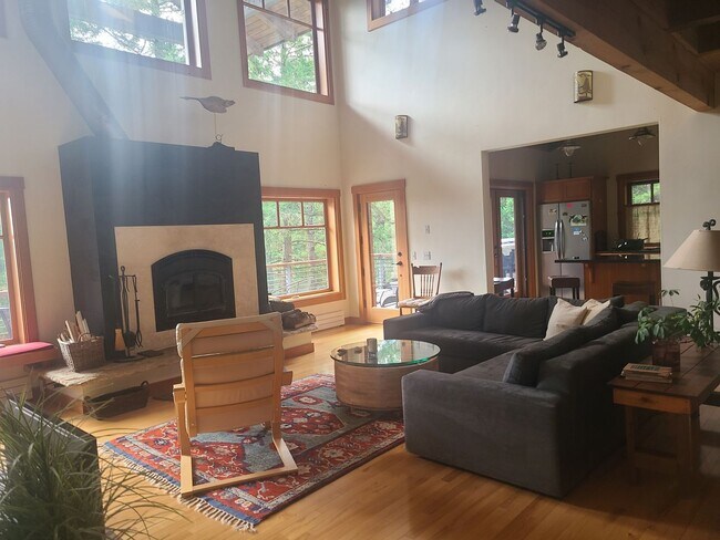 Building Photo - Lovely Rental Home on Cady Mountain