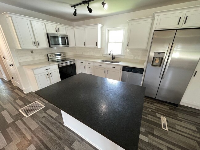 Building Photo - Updated 3BR Home on Rockbridge w/ Basement