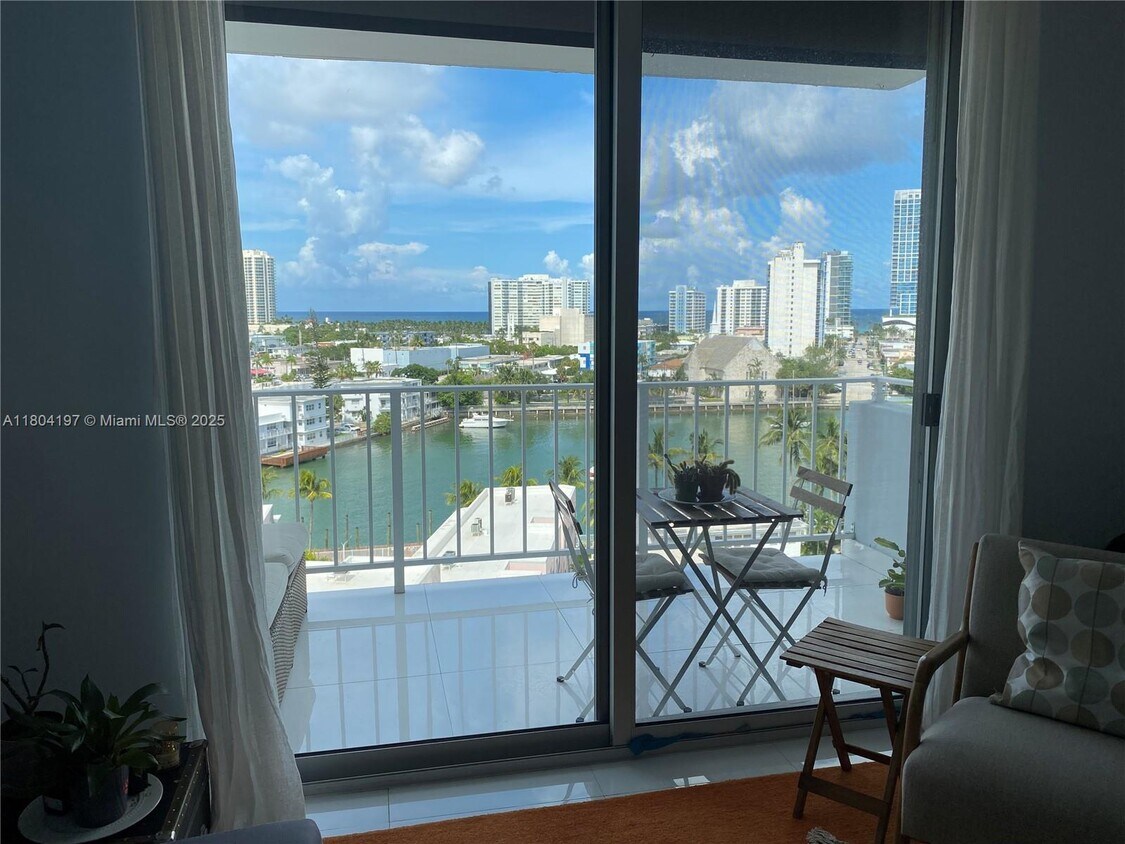 Foto principal - 6900 Bay Dr