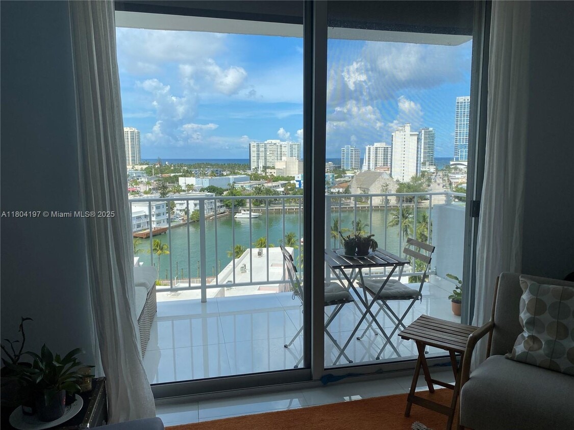 Primary Photo - 6900 Bay Dr