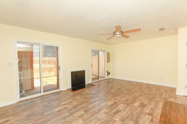 Foto del edificio - Gorgeous Townhouse for rent in Virginia Be...