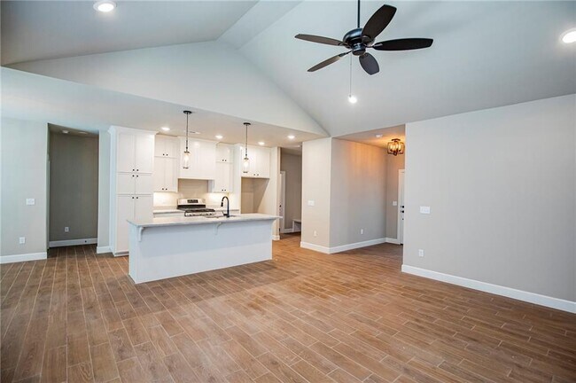 Building Photo - 1137 Parker Ln