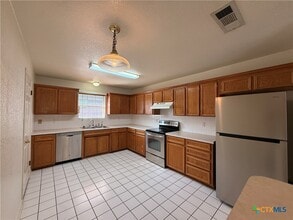 Building Photo - 406 Diana Ln