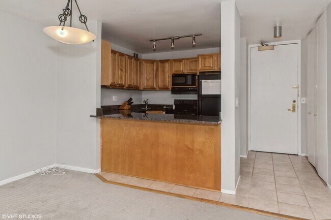 Foto del edificio - 2650 N Lakeview Ave