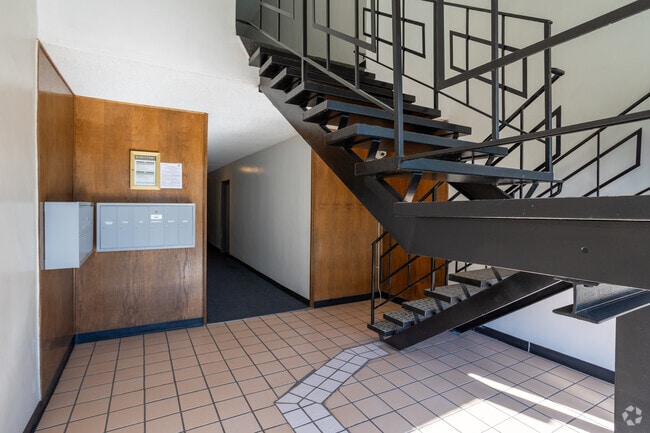 Lobby - 6315 Primrose Ave