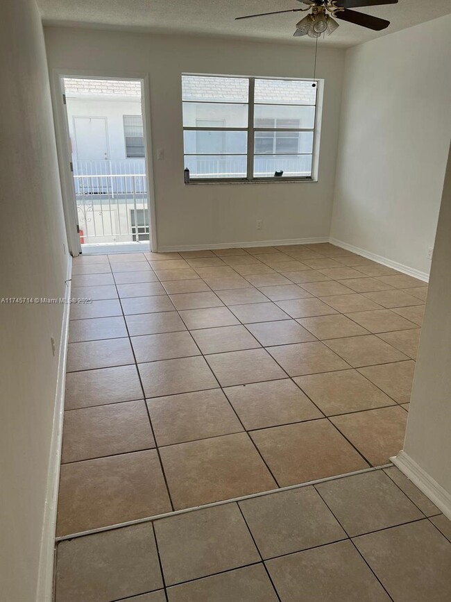 Foto del edificio - 1 bedroom in Hallywood FL 33020