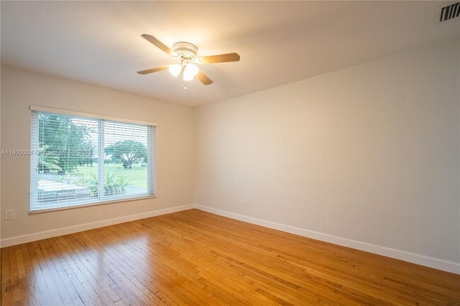 Building Photo - 117 S Shore Dr