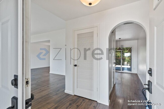 Building Photo - 7900 Hansom Dr