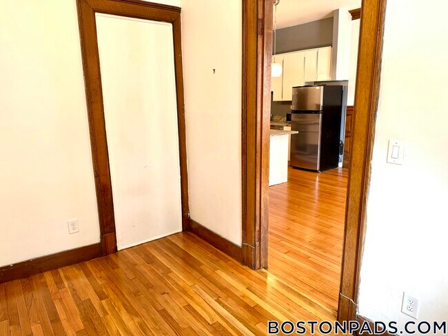 Building Photo - 849 Beacon St