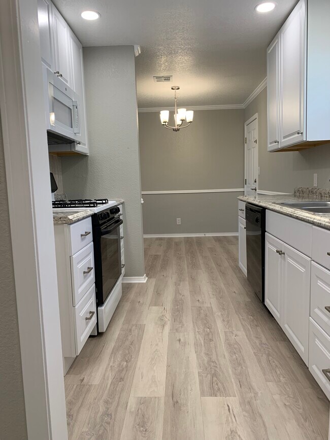 Kitchen - 251 N Moore Ave