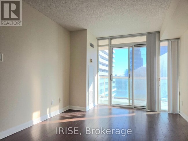 Photo du bâtiment - 323 Richmond St E