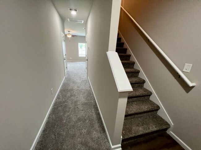 Building Photo - 4 Bedroom Home, 2 Miles from MTSU!