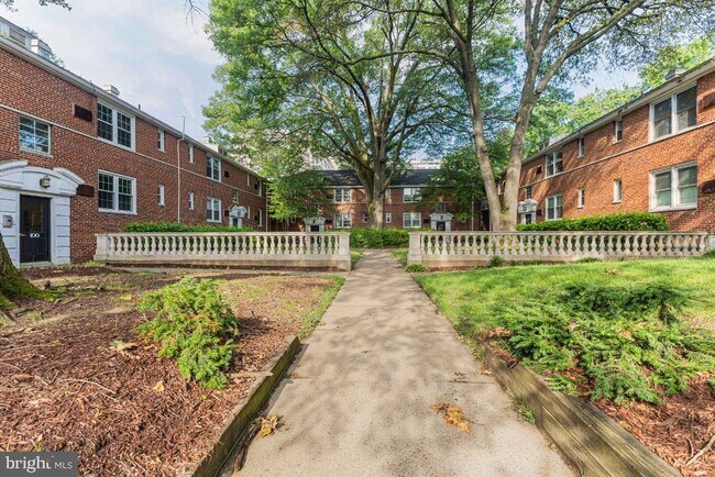 Foto del edificio - 100 N George Mason Dr