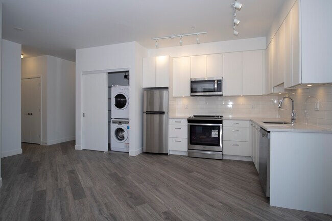 Building Photo - 951 Charland Av