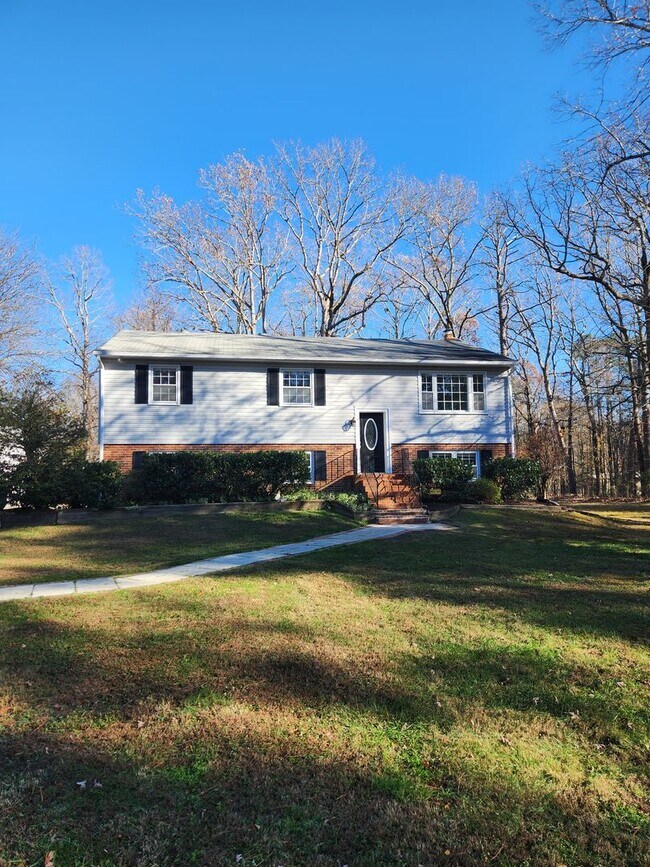Building Photo - 4 Bedroom 2 Bath -3 Car Garage-Chestefield...