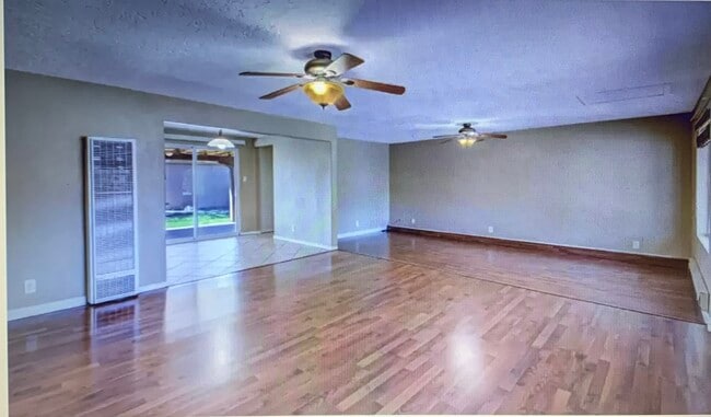 2 living areas - 11504 Mahlon Ave NE