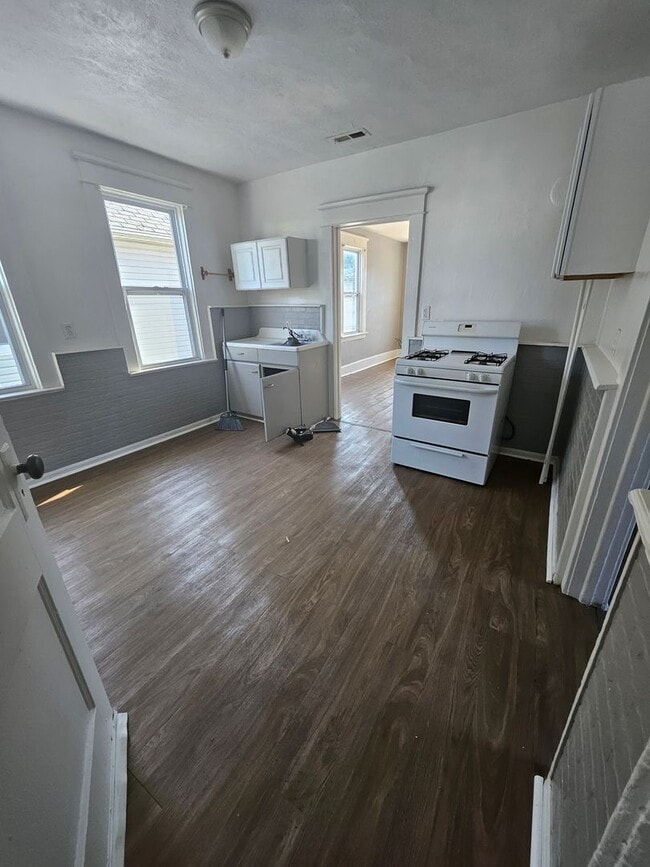 Building Photo - Upper 2 bedroom east lake road