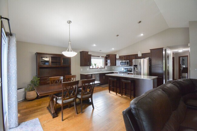 Foto del edificio - Spacious 5BR in NW Rochester w/ Fenced Yard!