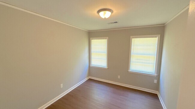 Building Photo - 1570 Jay Cove