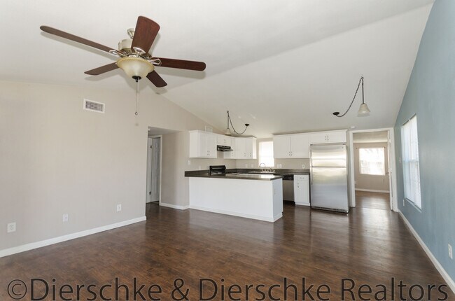 Foto del edificio - CUTE 2 bedroom home available late May!