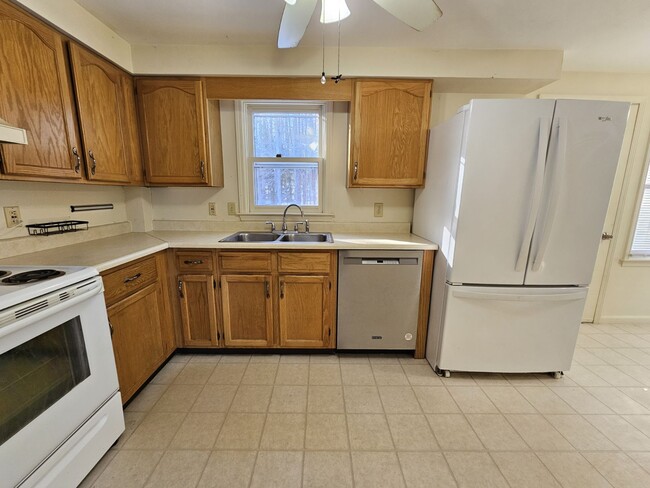 Building Photo - 27 Candlewood Ln