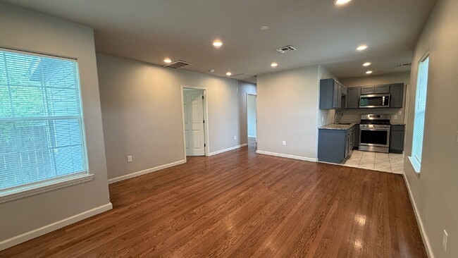 Building Photo - Newly renovated 3 bedroom 2 bath home centrally located!