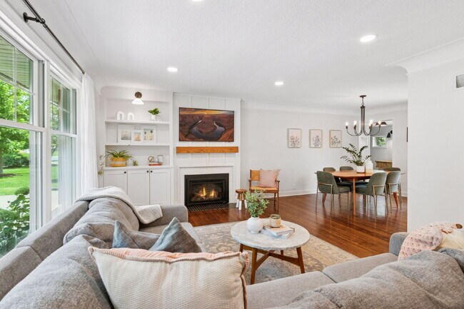 Foto del edificio - Edina Beauty with Custom Kitchen, Updates ...