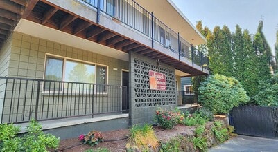 Building Photo - 3200-3236 SW Marigold St