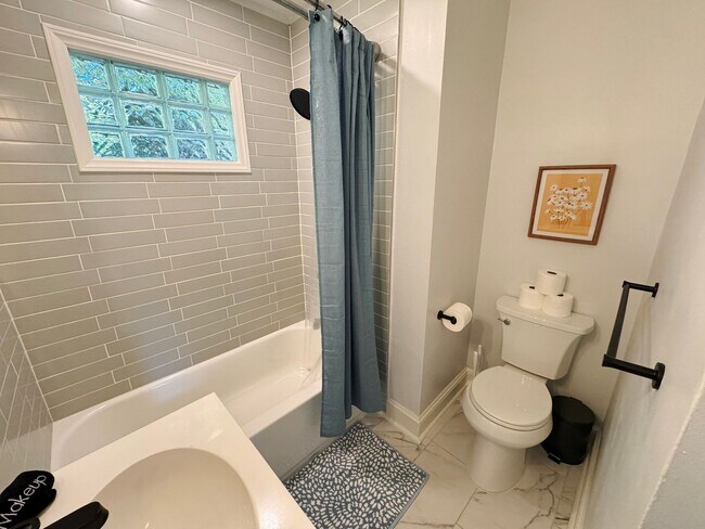 Foto del edificio - Renovated 2 Bed 1 Bath Home