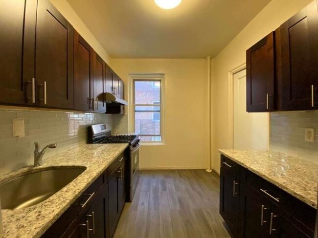 Foto del edificio - 2 bedroom in BRONX NY 10467