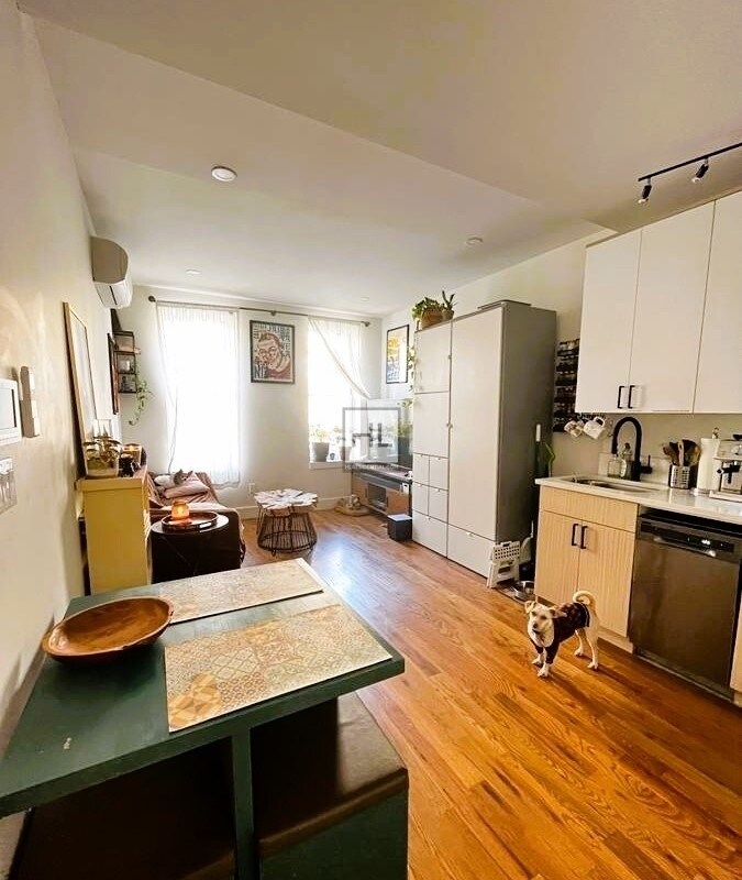 Foto principal - Extra Large Newly Gut-renovated 1BR Duplex...