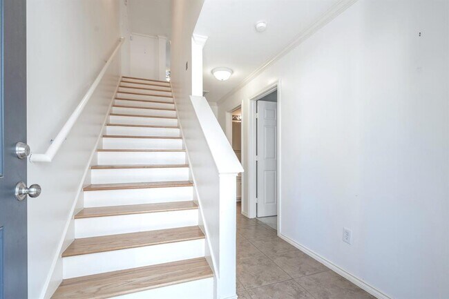 Foto del edificio - 915 E Heights Hollow Ln