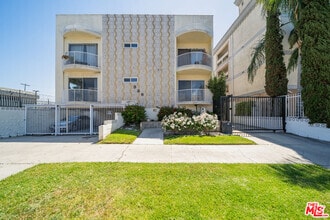 Building Photo - 326 Serrano Ave