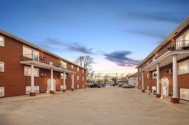 Foto del edificio - 1 & 2 Bedroom Updated Apartments- Great lo...