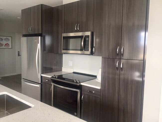 Immaculate kitchen with Island & SS appliances - 640 Boston Ave